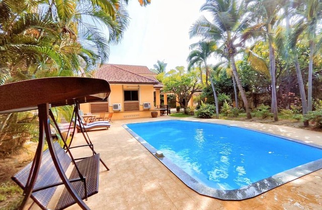 古城豪华泳池别墅/可步行夜市塔佩门/轰趴/烧烤/团体出游首选 Yellow House Garden Villa