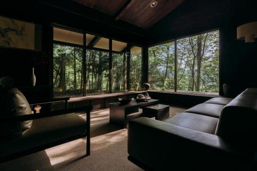 高台の森に佇むモダニズム建築 露天風呂 サウナ 檜風呂 ENN hakone