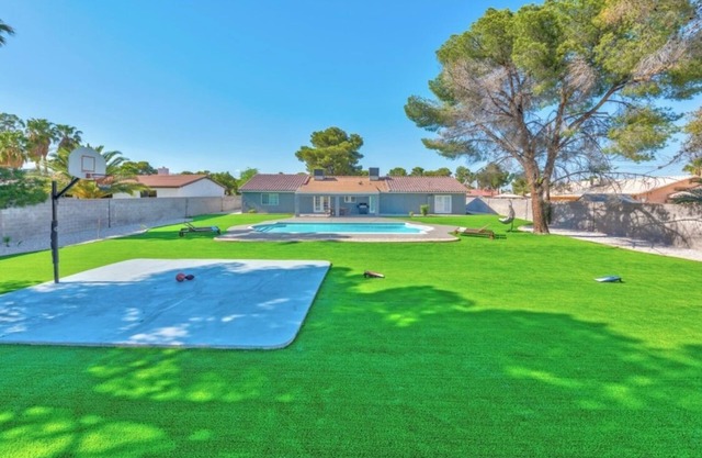 0.57 acre 2950sf 5BR 7min to strip 5min to Convention center very large pool!