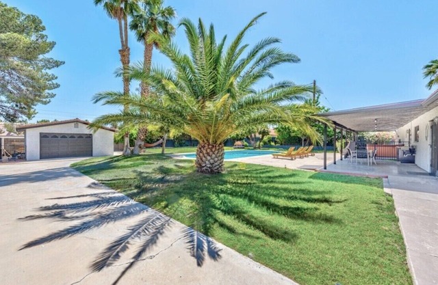 0.62 acre 3200sf 5 BR 3 BHR 5M from strip 7M from Convention very large pool!