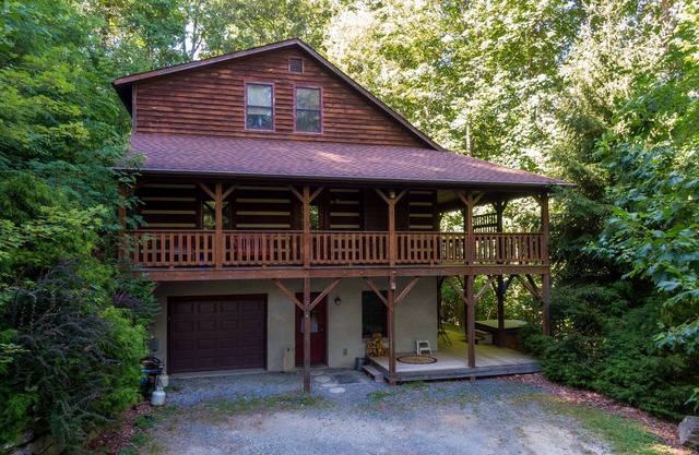 1 Abundant Life-golf course, hot tub and pool table!