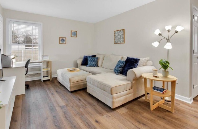 1 Bd Accessory Apt on Residential Cul-de-sac