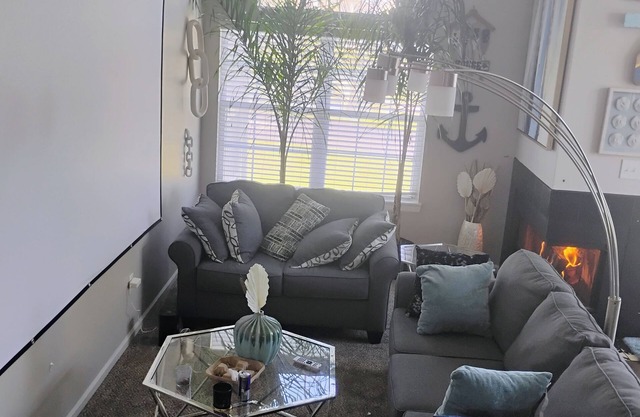1-bd apartment with WiFi, AC , lake access, living room projector and fireplace