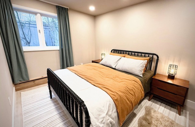 1 bd - Creekside Setting in Desirable Neighborhood - Heated Garage