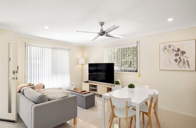 1 Bdr Apt! Clean with 2 Parking Spaces! 1144D1