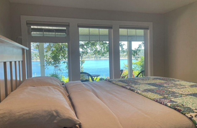 1 Bdrm Oceanfront B&B w ocean views and easy ocean access. Great for couple.