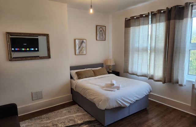 1 Bed Flat - Sleeps 3 - Parking - Wifi