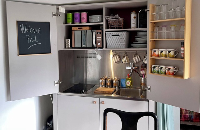 1 Bed Guesthouse - Chiltern/Met Lines Pied à Terre with Outside Seating Area