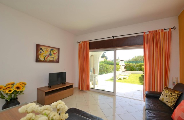 1-bedr. apartment, near the beach, with garden and pool, excellent location.