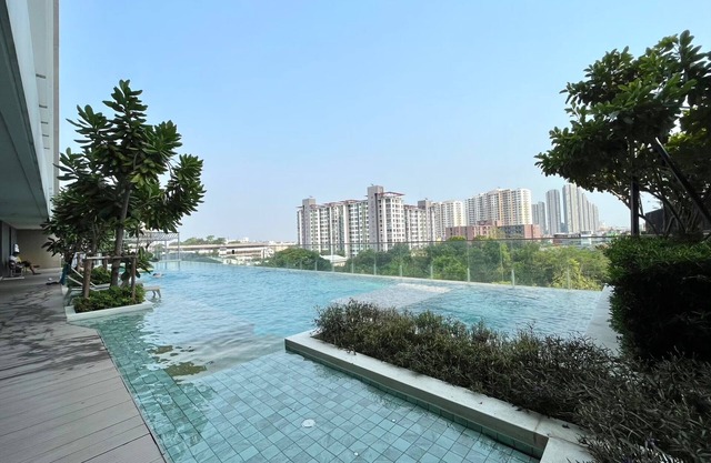 1-bedroom apartment 400 m to sky train with high speed WiFi, rooftop pool, Gym