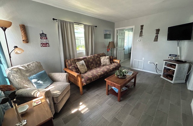 1 bedroom 1 bath full kitchen 2 twin beds