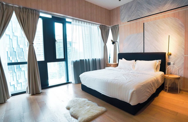 1-bedroom condo located in city central. 5 mins walk to Twin Towers.