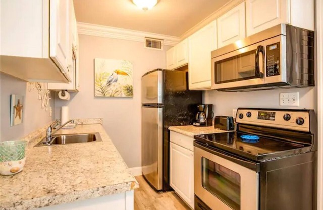 1 block from the beach