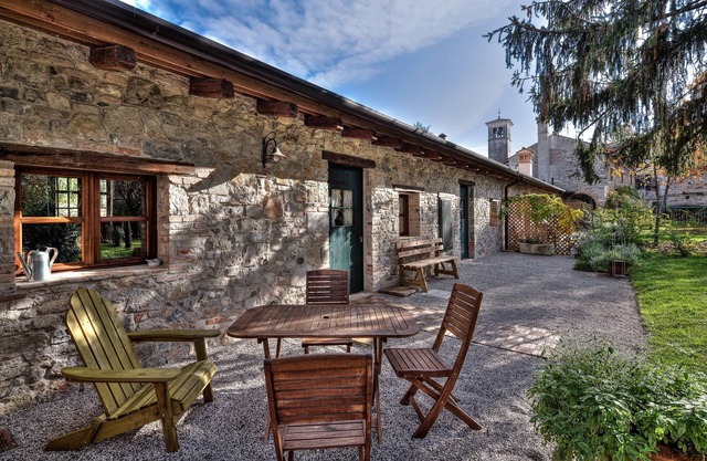 1-Lovely stone home with garden, in a castle near beach and 1 hour from Venice