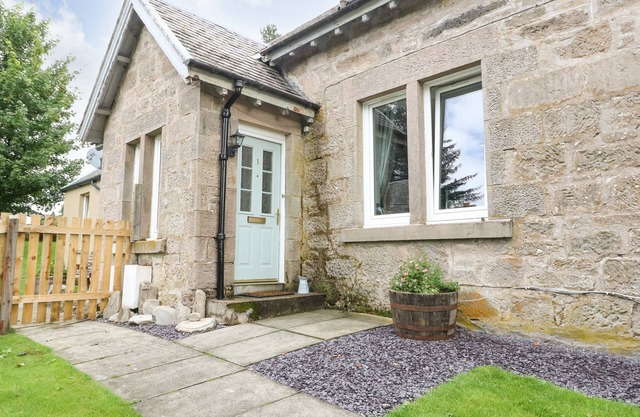 1 STATION COTTAGES, pet friendly, with open fire in Dalwhinnie