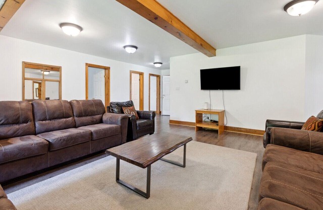 10 Bedroom Executive Chalet w/Hot Tub (106 Pilsen Way)