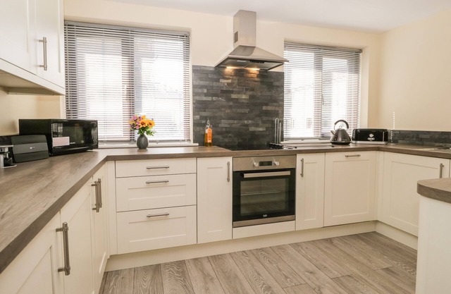 10 FLYING HORSE SHOES COTTAGE, family friendly in Clapham