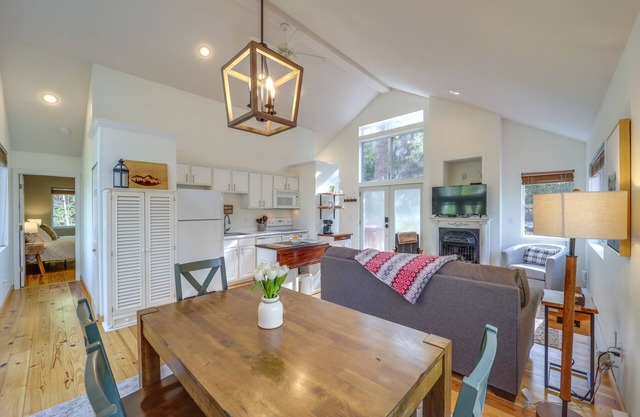 10 Mi to Sugar Mountain: Cozy Newland Cabin!