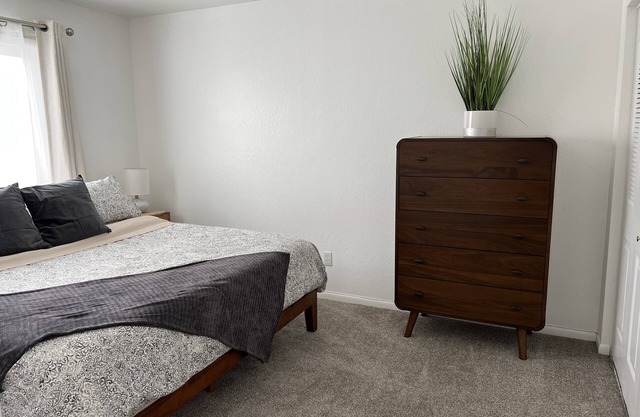 #10 Midtown 2 BR Top Floor Apt