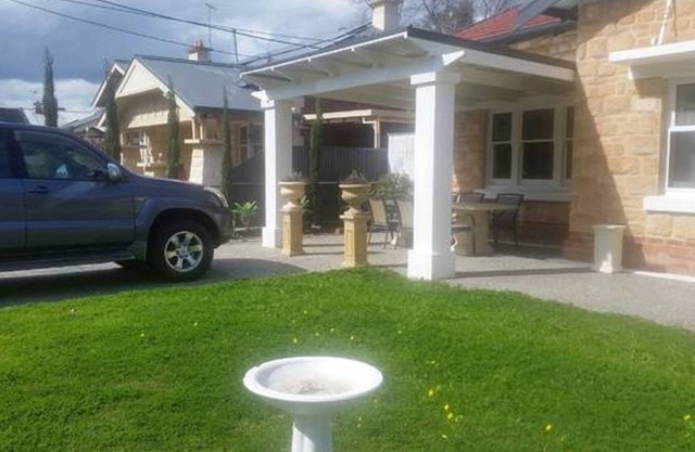 10 min to CBD passing Adelaide Oval CBD. This is a Gentlemans bungalow
