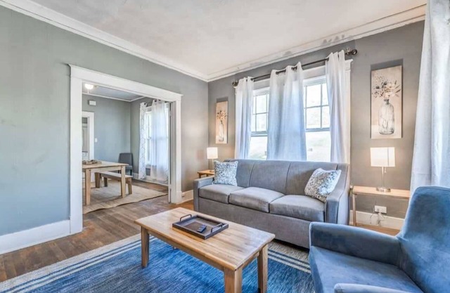 10 Min to U of Memphis-Rozelle Retreat Both Units
