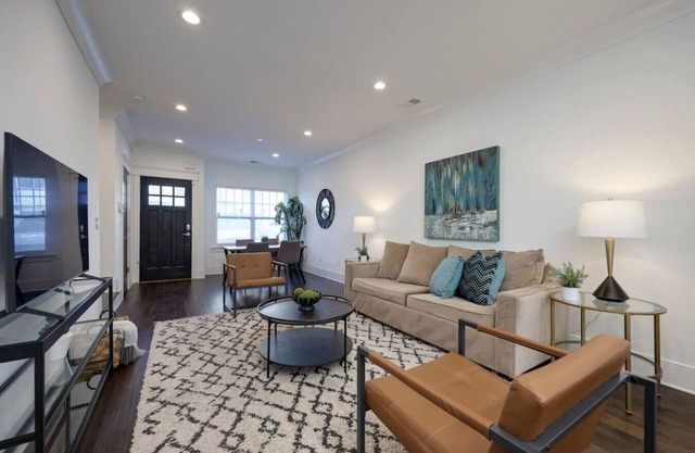 10 Mins To Broadway - Alluring Gated Townhome