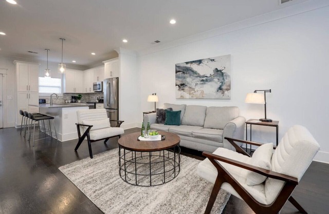 10 Mins To Broadway - Modern Gated Townhome