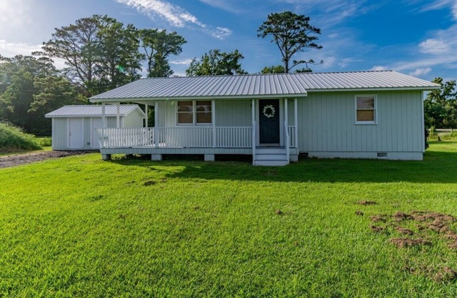 10 Minutes to Manteo and 10 minutes to the beaches of Nags Head!