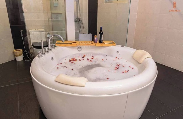 10 minutes to the Pattaya beach! Family-sized villa with private pool & kitchen