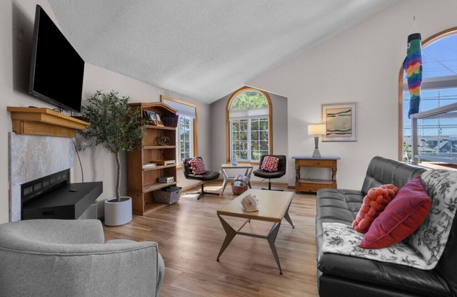 10 Pelican View: Coastal Charm | Walk to Beach | Dog-Friendly