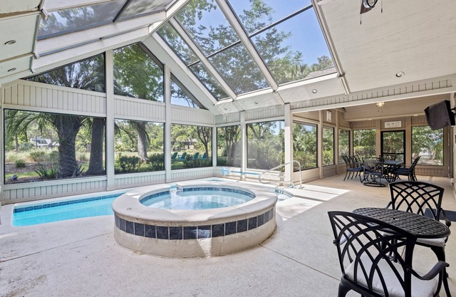 10 Woodbine @ Sea Pines | Private Screened Pool | Steps to Beach | Golf Views