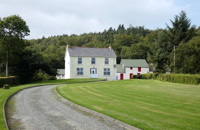 100 year old Farmhouse 10 minute walk from the beach