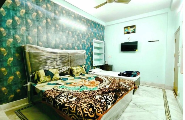100m from Ganges River & Ghat, 1-bedroom in Varanasi with AC, WiFi