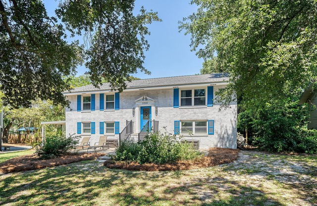 1010 E Ashley -Two Living Rooms and Kitchens - Porch - Steps to the Beach!