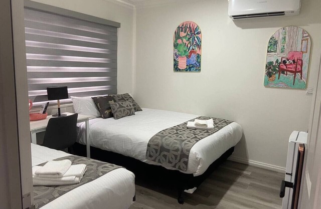 106 Luxe Queen & Single BR (Sleeps 3) w/Fast WiFi - 18 mins tram to CBD