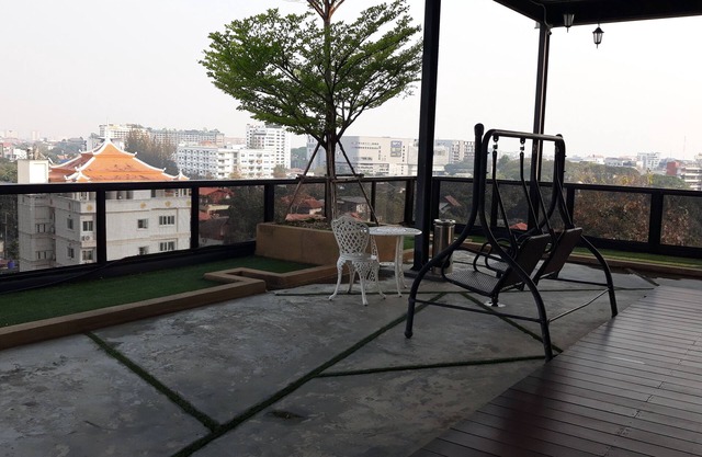 10mins walk to Nimmanhaemin rd, 15mins to chiang mai university and 25 old city