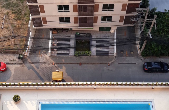 10mins walk to Nimmanhaemin rd, 15mins to chiang mai university and 25m old city