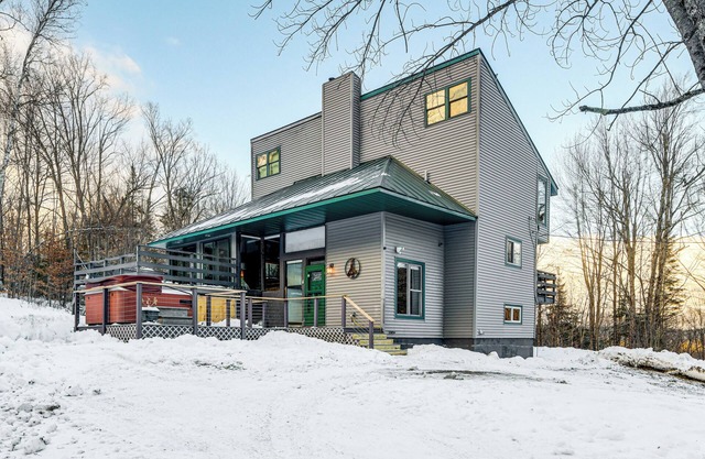 11 Mi to Sugarbush: Eclectic Ski House w/Hot Tub!