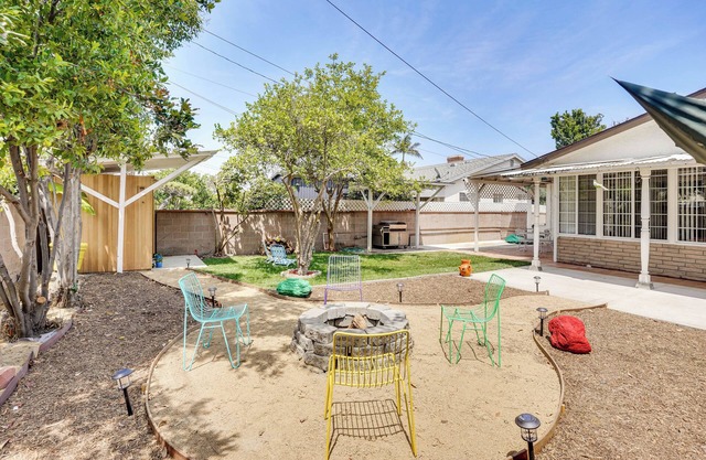 12 Mi to Dtwn LA: Family Home w/Private Sauna!