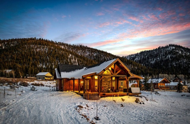 12 miles to YNP! AC! Hot tub! Views! Sleeps 16!