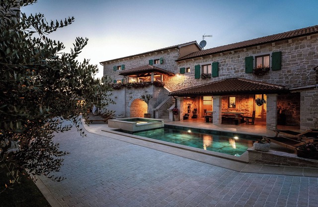 12 people, pool, whirlpool, billiards, darts, table tennis and fitness studio