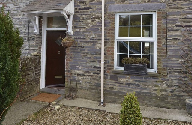 12 VICTORIA TERRACE, pet friendly, with open fire in Penygroes