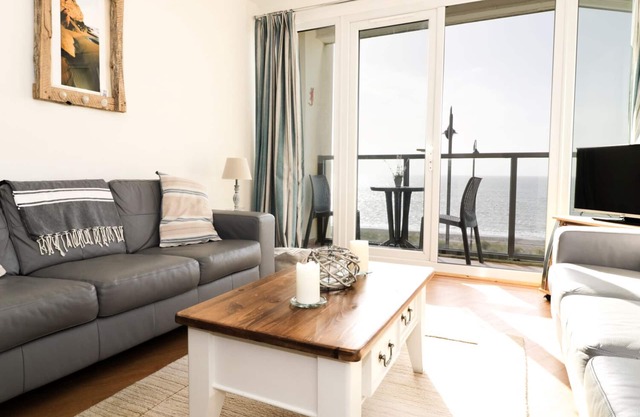 12 WEST END POINT, family friendly in Pwllheli