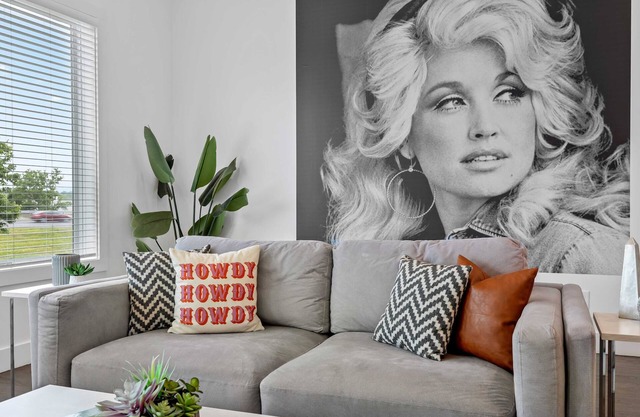 14 Beds in Music City! 2 Homes/Outdoor Balcony!