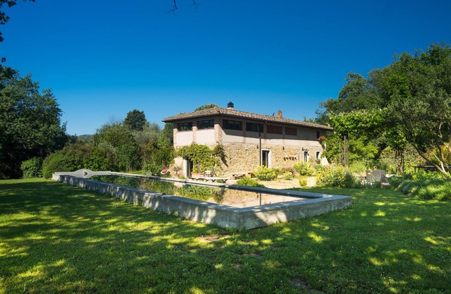 14th century barn converted into a family house to enjoy the local tuscan life.