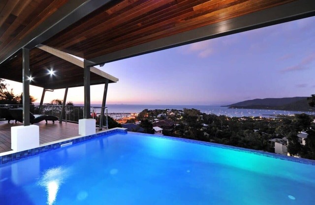 15 Kara - Stunning 5 Bedroom Home With Million Dollar Views, walk to Airlie Beac