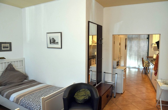 15 min from Neuss main station. Apartment for rent in quiet residential street.