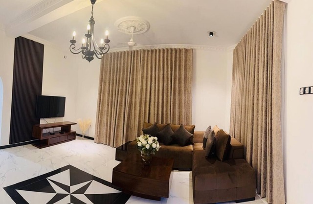 15 minutes to Port City and Galle Face Greens!