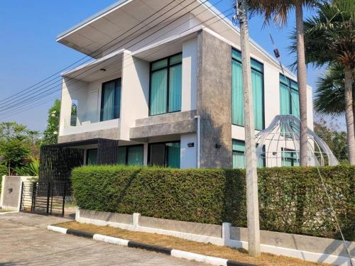 158 pool villa party