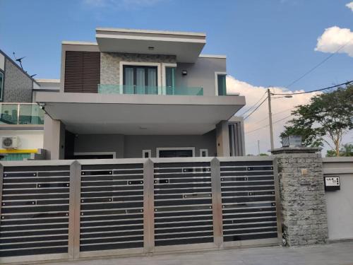 16 Paxs Bungalow Homestay Hutan Melintang by Aloha